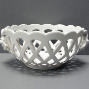 Corbeille boule ajourée carreaux blanche taille 2