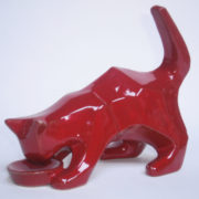 Chat à l'écuelle rouge