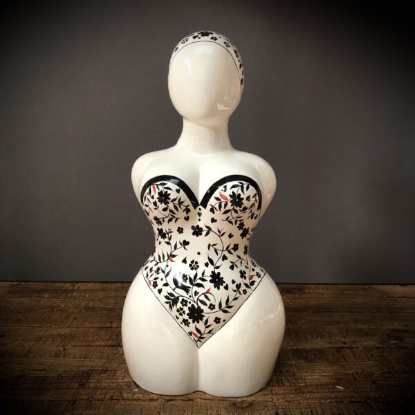 Baigneuse à l'oiseau noire et rouge