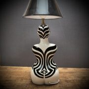 Pied de lampe contemporain baigneuse en faïence de Malicorne