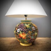 Pied de lampe ajouré au motif de fruits et de fleurs