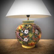 Pied de lampe ajouré motif fruits et fleurs