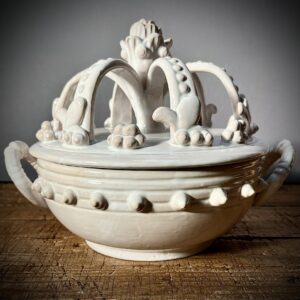 Marmite au couvercle en forme de couronne