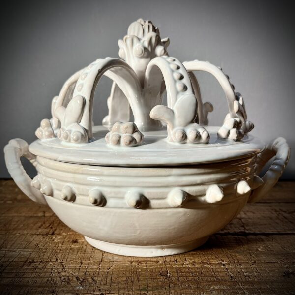 Marmite au couvercle en forme de couronne