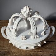 Marmite au couvercle en forme de couronne