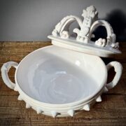 Marmite au couvercle en forme de couronne