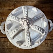 Marmite au couvercle en forme de couronne