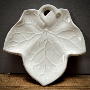 Petite assiette feuille de lierre blanche