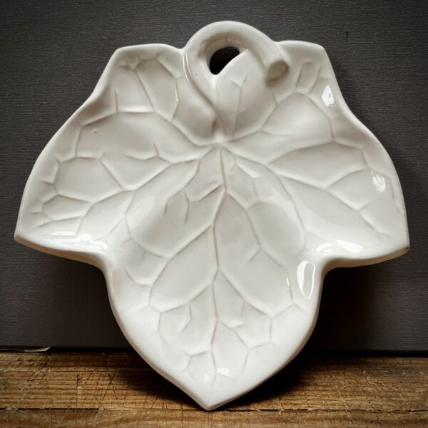 Petite assiette feuille de lierre blanche