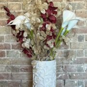Vase droit rinceaux en relief blanc
