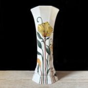 Vase à pans décor fleurs stylisées jaune