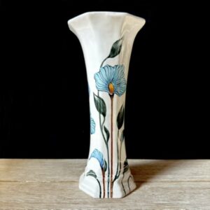 Vase à pans décor fleurs stylisées bleues