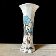 Vase à pans décor fleurs stylisées bleues