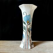 Vase à pans décor fleurs stylisées bleues