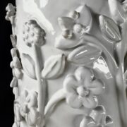 Vase droit blanc avec rinceaux en relief