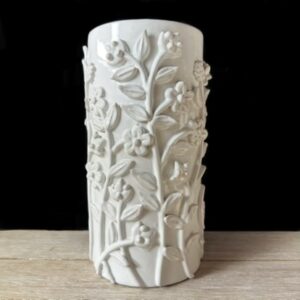 Vase droit blanc avec rinceaux en relief