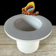 Vase chapeau au Papillon rouge